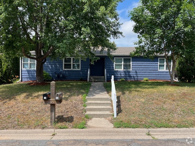 Building Photo - 77 Logan Ave W Unit 77 Logan Avenue W Rental