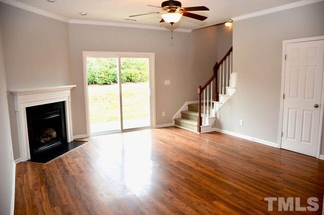 Building Photo - 3 Bedroom Townhome