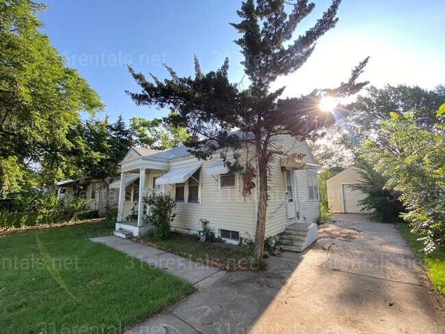 Building Photo - $925 - 2 bedroom / 1 bathroom - Beautiful ...