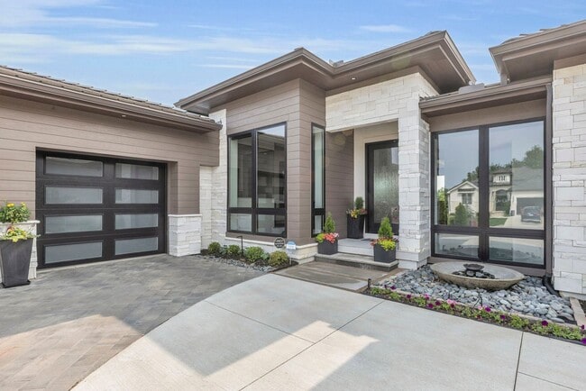 Photo - {5842} Luxury Rental in Forrest Ridge Esta...