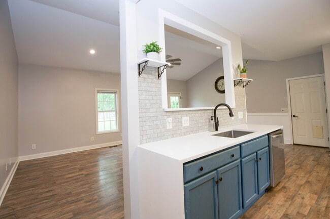 Photo - 102 Willow Creek Ln
