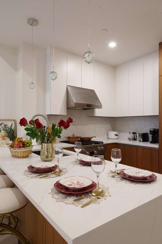 Photo - 35-32 Leavitt St