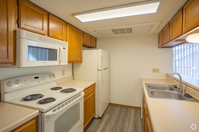1BR, 1BA - 690SF - Kitchen