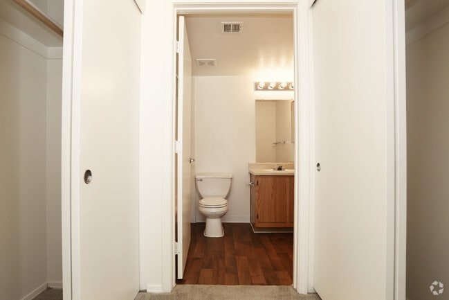 2BR, 2BA - 838 SF