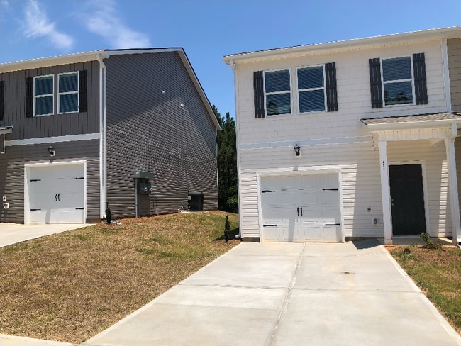 Photo - 454 Oakwood Dr NW