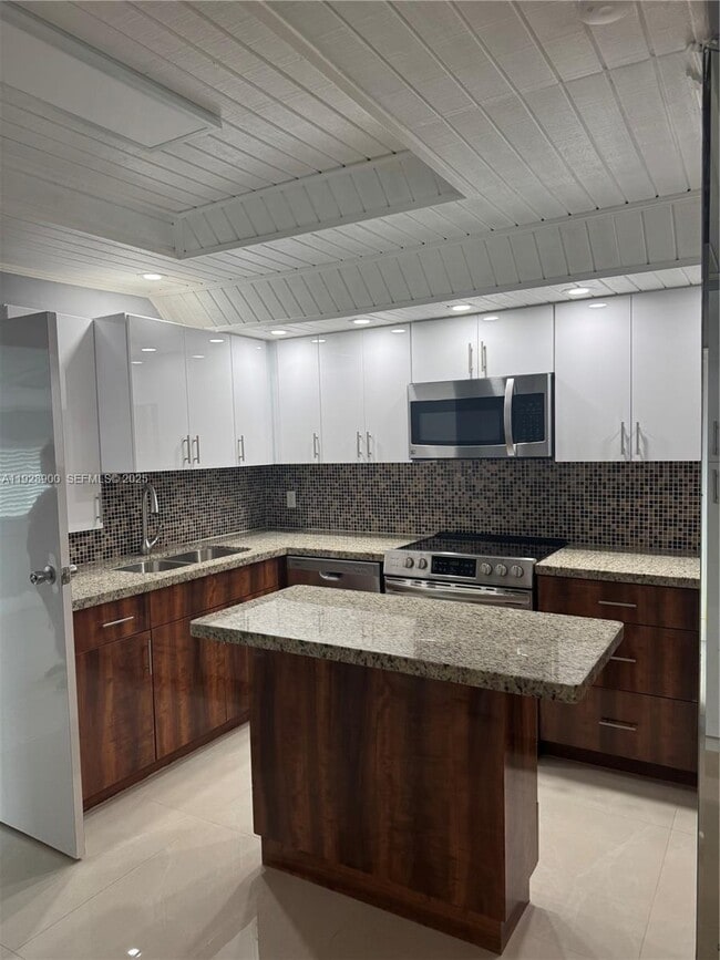 Photo - 881 Hialeah Dr