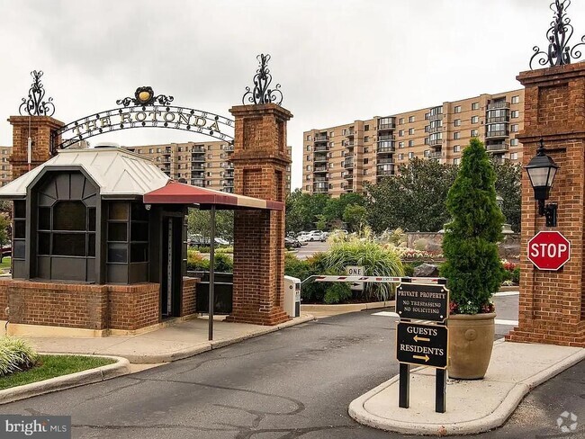Building Photo - 8350 Greensboro Dr Unit 107 Rental