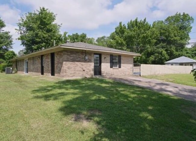 Building Photo - Move In Ready with Fenced Yard!