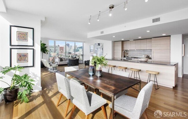 Photo - 708 Long Bridge St