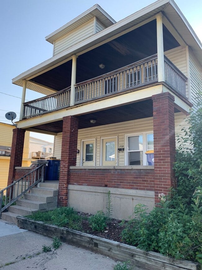 Building Photo - 2 Bedroom Lower Unit with Washer and Dryer!