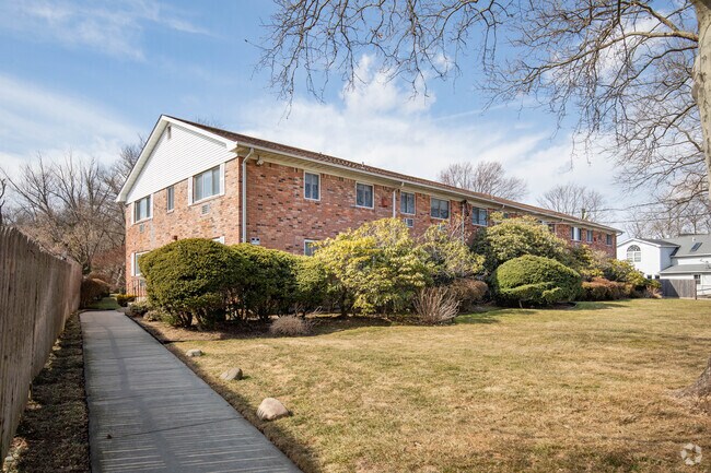 Photo - Heckscher Park Gardens Apartments