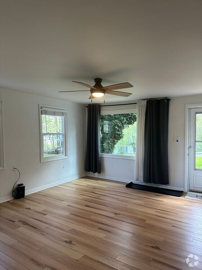 Building Photo - Healy Duplex Unit Healy Downstairs Rental