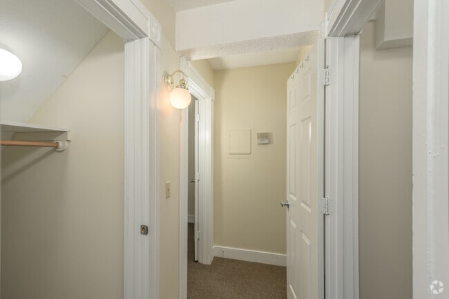 2BR,1BA - 1,200SF - Closets