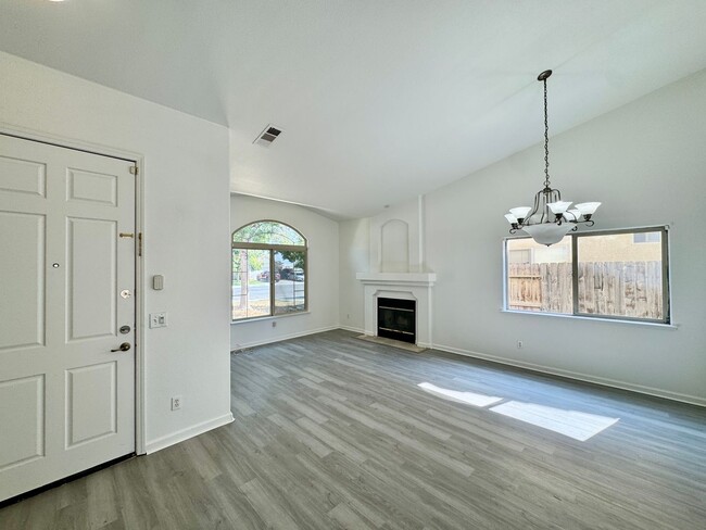 Photo - 528 Burgundy St