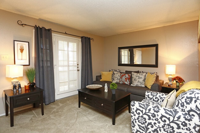 1BR,1BA - 585SF - LIVING ROOM