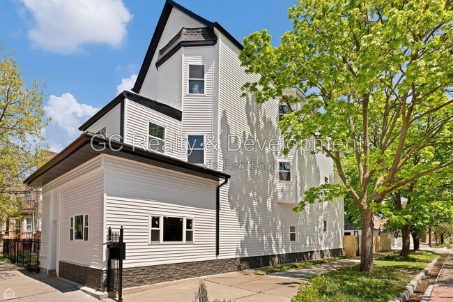 Building Photo - 2901 N Sacramento Ave Unit 2