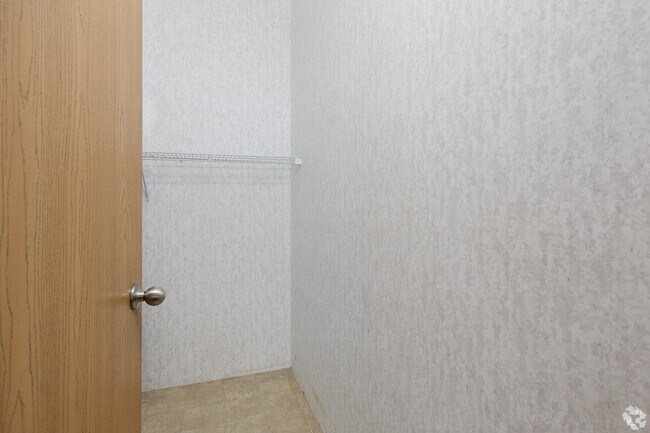 2BR, 2BA - 936SF - Primary Closet
