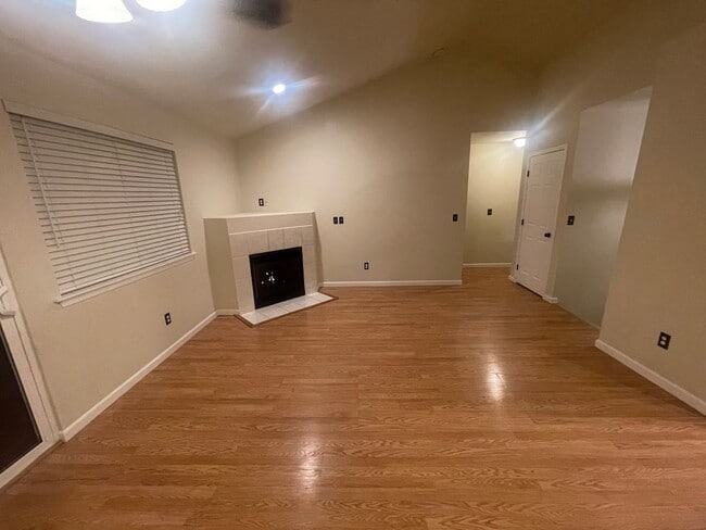 Photo - Spacious 4 Bedroom Home for Rent in Lake S...
