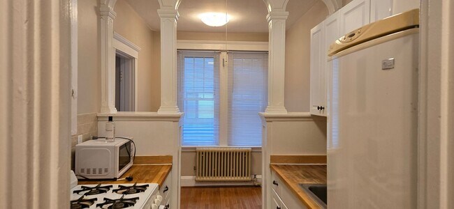 Building Photo - Short walk to Longwood! Steps to T! Large 1 bedroom w/Cute kitchen with eat-in alcove! (7/1)