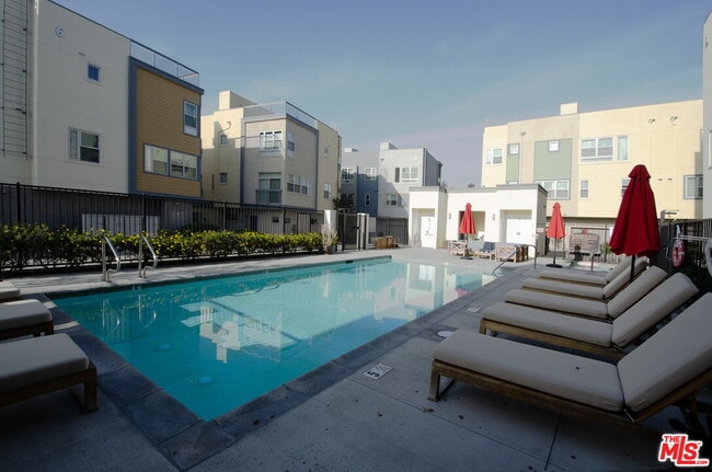 Building Photo - 2753 Waverly Dr Unit 806