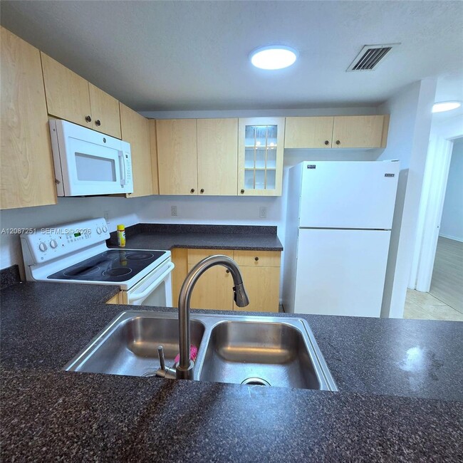 Building Photo - 2901 Riverside Dr Unit #203