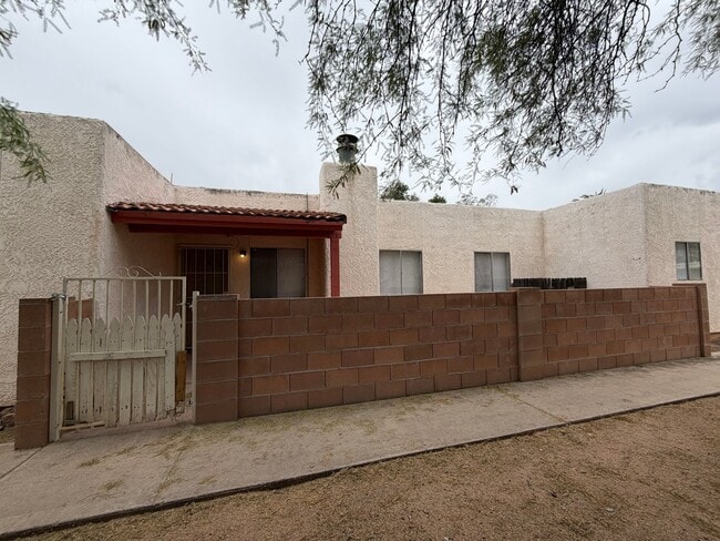 Photo - 2327 N Dodge Blvd