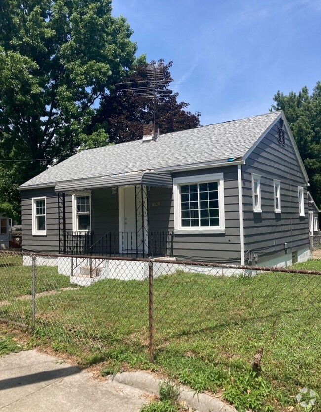 Building Photo - 2 Bed 2 Bath House with a One Car Garage