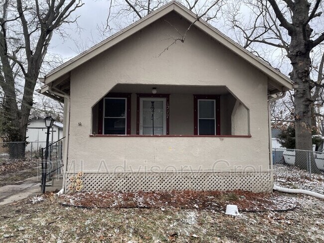 Building Photo - 1217 SW Medford Ave Rental
