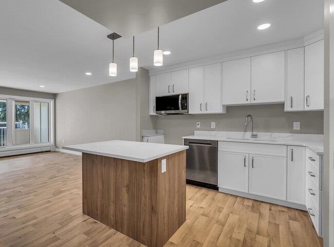 Îlot de cuisine avec comptoirs en quartz - 318 108 St Unité 105