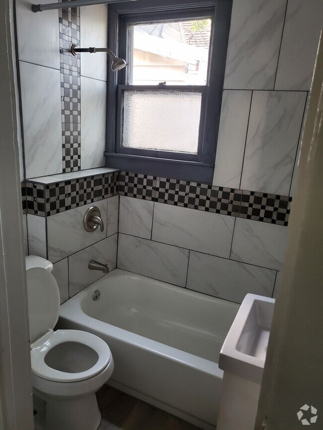 Building Photo - 3 bed 2 bath house