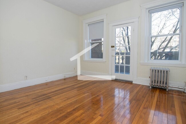 Building Photo - 9/1 No Fee! Split style 3BR w/balcony, heat inc!
