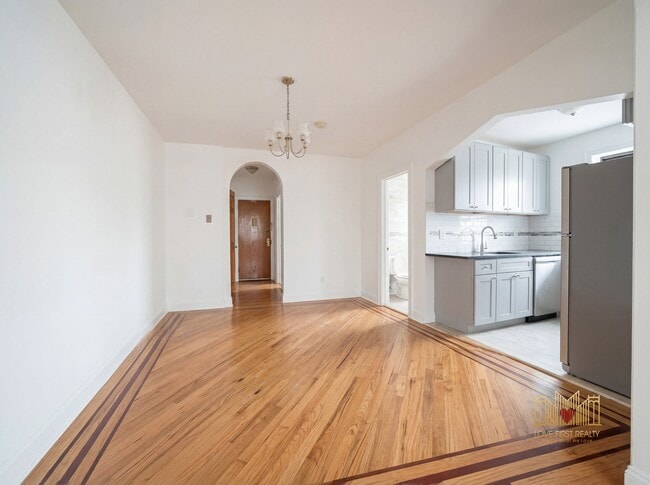 Building Photo - 207 E 96th St Unit 1R