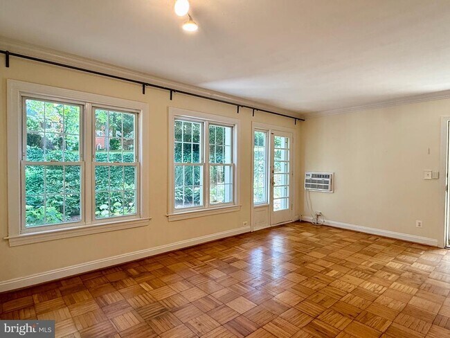 Photo - 1628 Ripon Pl