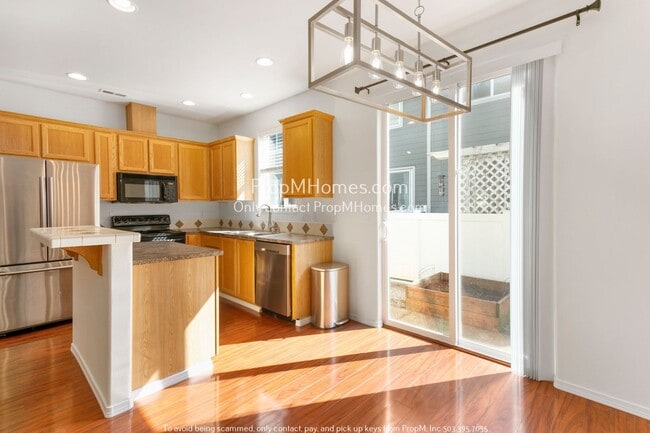 Building Photo - Spacious Three Bedroom Townhome in Tualatin!