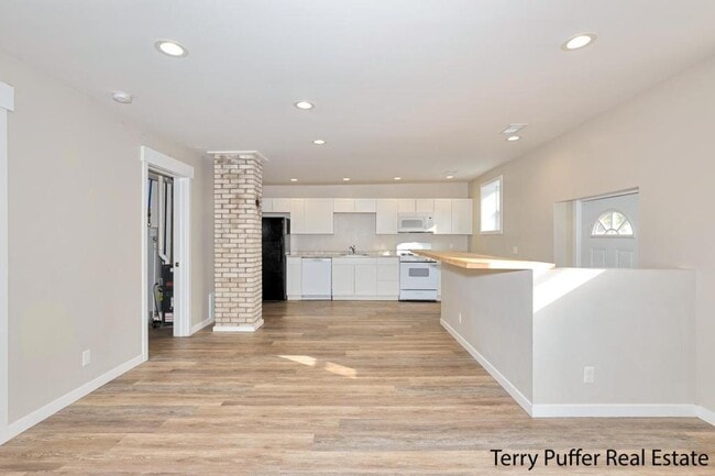 Photo - 995 E Forest Ave