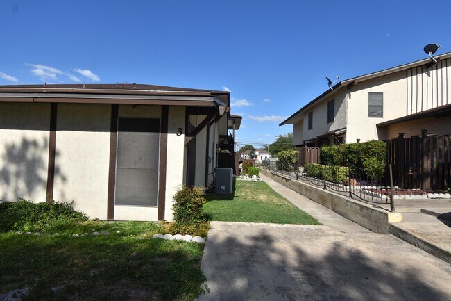 Building Photo - 100 Royal Way Dr Unit 3C