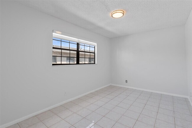 Photo - 608 NE 29th Dr