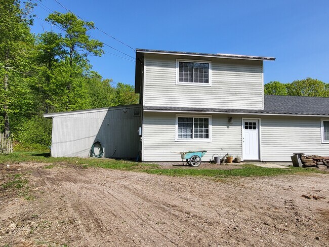 Front and parking for apartment - 330 Craney Hill Rd Unit a