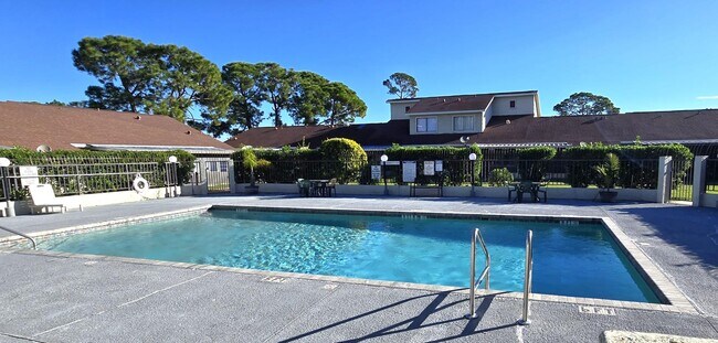 Photo - 136 Pine Island Cir