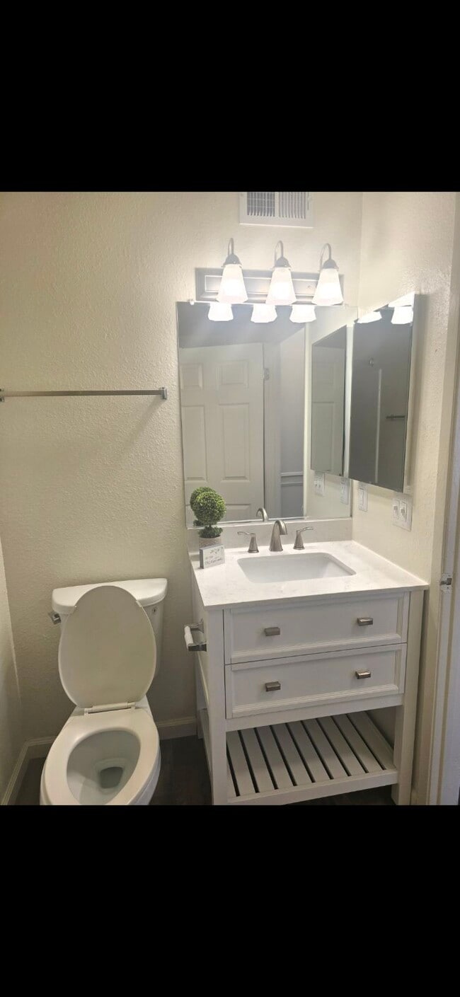 great size bathroom - Villas del Norte Apartments