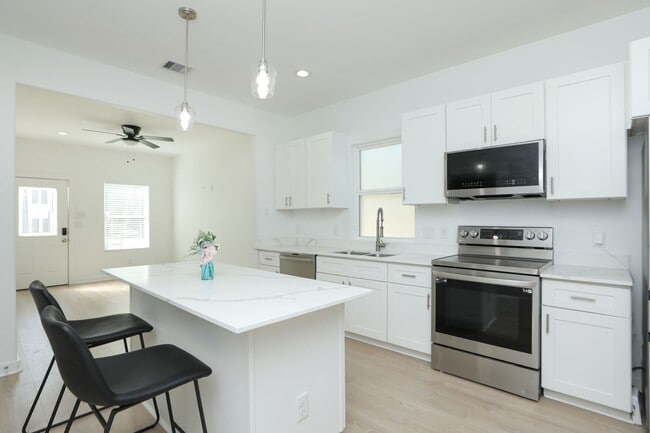 Building Photo - 8316 Peachtree St