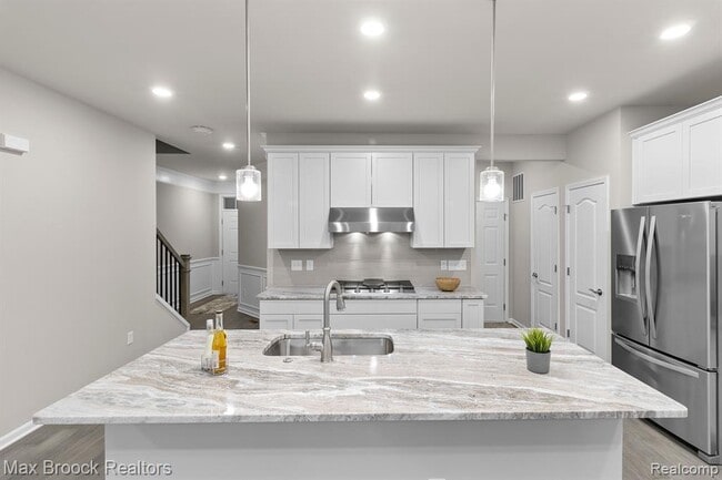 Photo - 4819 Glenora Dr