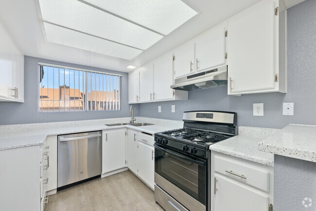 2BR, 2BA - 924SF - Kitchen