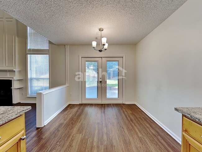 Photo - 582 Lullingstone Dr SE