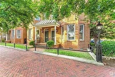 Building Photo - 1426 W Cary St Rental