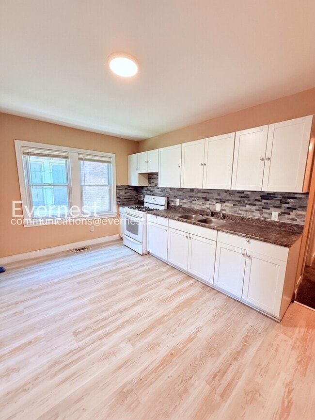 Photo - 2488 Woodmere St
