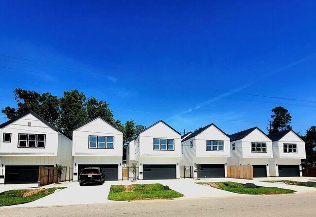 Photo - 9339 Lavender St