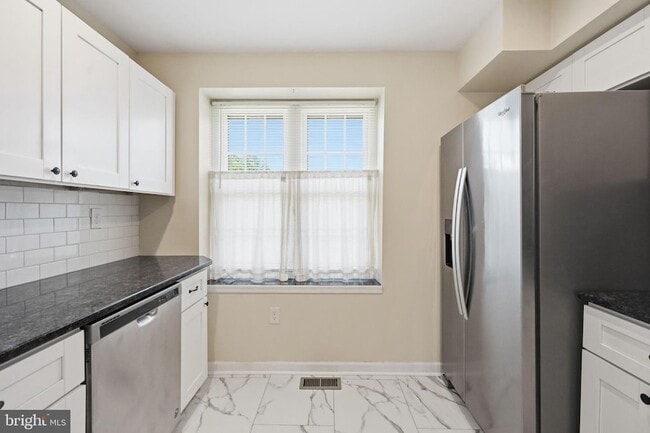 Photo - 204 Livingston Ct