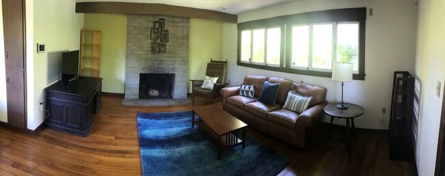 Panorámica de la sala de estar - 3031 Fulton St