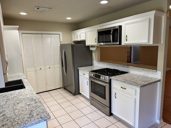 Photo - 9811 Charter Ridge Dr